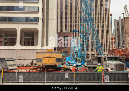 Zwei Bauarbeiter auf der Baustelle für das neue Hochhaus in San Francisco, Kalifornien, USA. Stockfoto