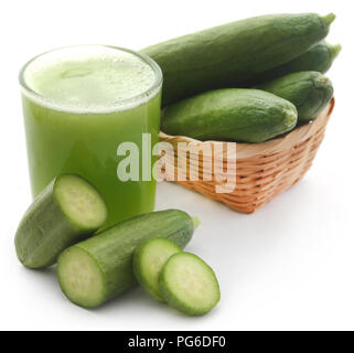 Frischer Saft der grünen Gurke aus Glas mit weißem Hintergrund Stockfoto