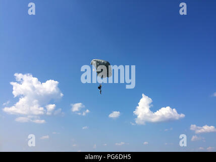 Extreme Sport - die Fallschirmjäger landet auf dem Boden Stockfoto