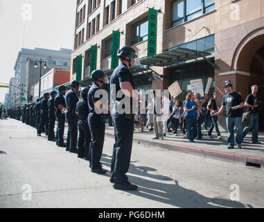 LOS ANGELES - 17. NOVEMBER: besetzen LA Demonstranten März am 17. November 2011 in Los Angeles, CA. Stockfoto