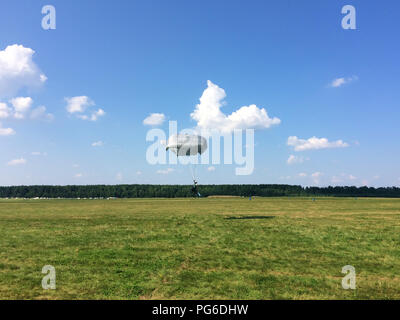 Extreme Sport - die Fallschirmjäger landet auf dem Boden Stockfoto