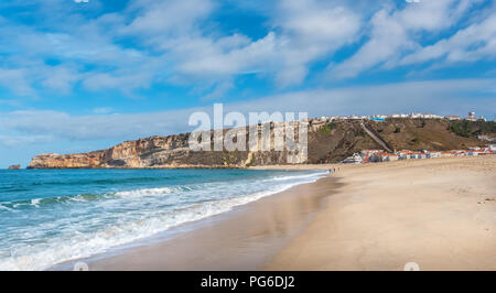 Panoramablick von Praia Da Nazare Strand. Nazare, Leiria District, Portugal Stockfoto