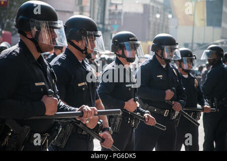 LOS ANGELES - 17. NOVEMBER: besetzen LA Demonstranten März am 17. November 2011 in Los Angeles, CA. Stockfoto