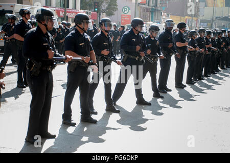 LOS ANGELES - 17. NOVEMBER: besetzen LA Demonstranten März am 17. November 2011 in Los Angeles, CA. Stockfoto