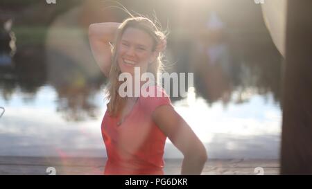 Eine Frau hinter dem Fenster im Sommer Gefühl Stockfoto