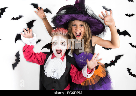 Halloween Kinder, glücklich scary girl und boy in Halloween Kostüme der Hexe, Zauberer und Vampire, Dracula für Halloween Party oder Pumpkin Patch. Stockfoto