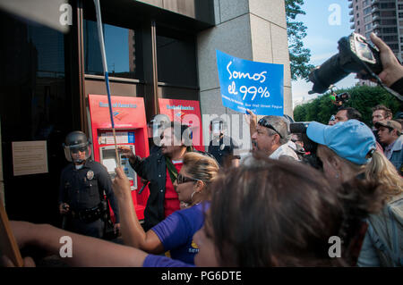 LOS ANGELES - 17. NOVEMBER: besetzen LA Demonstranten März am 17. November 2011 in Los Angeles, CA. Stockfoto