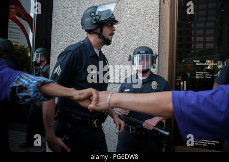 LOS ANGELES - 17. NOVEMBER: besetzen LA Demonstranten März am 17. November 2011 in Los Angeles, CA. Stockfoto