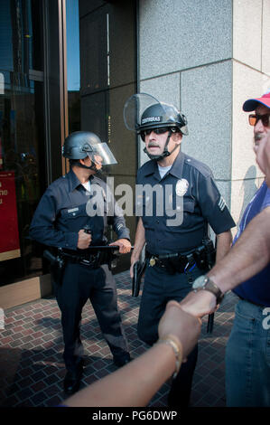 LOS ANGELES - 17. NOVEMBER: besetzen LA Demonstranten März am 17. November 2011 in Los Angeles, CA. Stockfoto