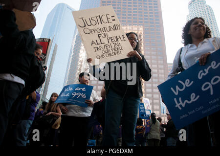 LOS ANGELES - 17. NOVEMBER: besetzen LA Demonstranten März am 17. November 2011 in Los Angeles, CA. Stockfoto