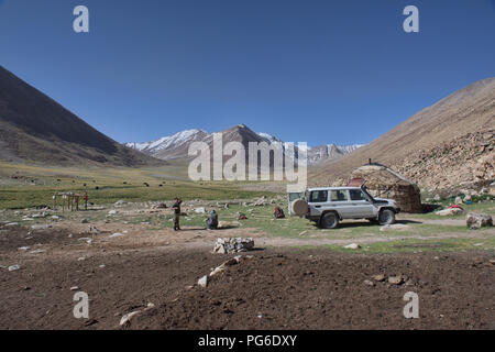 Vorbereitung für Yak Trekking zum See Zorkul, Tadschikistan Stockfoto