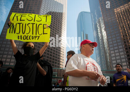 LOS ANGELES - 17. NOVEMBER: besetzen LA Demonstranten März am 17. November 2011 in Los Angeles, CA. Stockfoto