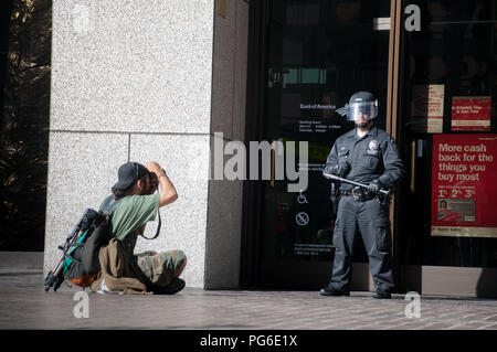 LOS ANGELES - 17. NOVEMBER: besetzen LA Demonstranten März am 17. November 2011 in Los Angeles, CA. Stockfoto