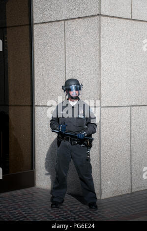 LOS ANGELES - 17. NOVEMBER: besetzen LA Demonstranten März am 17. November 2011 in Los Angeles, CA. Stockfoto
