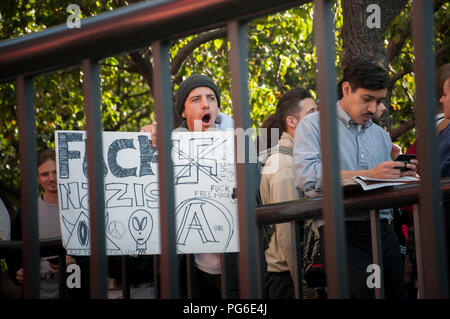 LOS ANGELES - 17. NOVEMBER: besetzen LA Demonstranten März am 17. November 2011 in Los Angeles, CA. Stockfoto