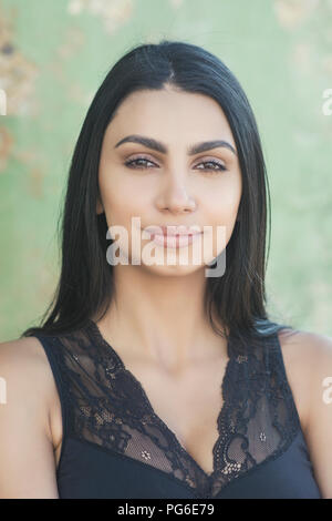Kopf und Schultern Porträt einer schönen jungen Frau im freien Stockfoto