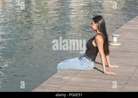 Junge Frau saß auf dem Pier von der Mittelmeer Beirut Stockfoto