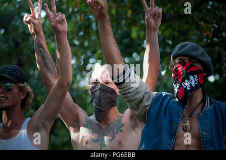LOS ANGELES - 17. NOVEMBER: besetzen LA Demonstranten März am 17. November 2011 in Los Angeles, CA. Stockfoto