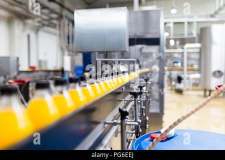 Abfüllung Factory - Orangensaft Abfüllanlage für Verarbeitung und Abfuellung Saft in Flaschen. Selektive konzentrieren. Stockfoto