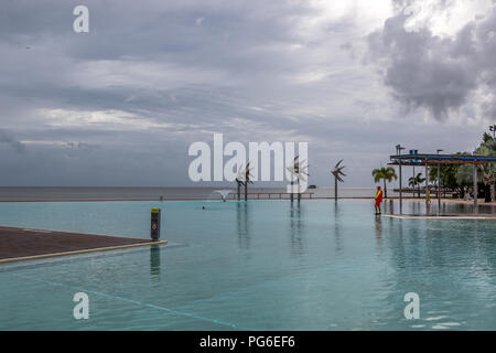 Lagunenpool auf der Esplanade von Cairns Stockfoto