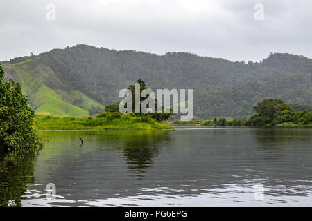 Landschaftlich schöner Blick auf den Daintree Fluss und die Berge Stockfoto