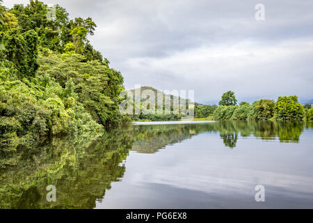 Landschaftlich schöner Blick auf den Daintree Fluss und die Berge Stockfoto