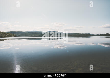 See Kilpisjärvi Landschaft in Finnland mit Berge und Wolken Spiegelbild Sommer Reisen malerische minimal anzeigen Stockfoto