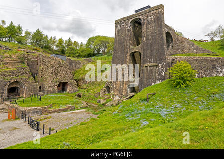 Die massive Wasser balance Tower und Hochöfen Blaenavon Eisenhütten, jetzt ein Museum und UNESCO-Weltkulturerbe in Blaenavon, Gwent, Wales, Großbritannien Stockfoto