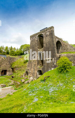 Die massive Wasser balance Tower und Hochöfen Blaenavon Eisenhütten, jetzt ein Museum und UNESCO-Weltkulturerbe in Blaenavon, Gwent, Wales, Großbritannien Stockfoto