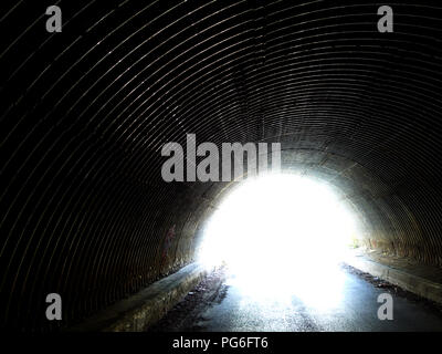 Dunkle gewellte Tunnel und Straße unter eine französische Autobahn Autoroute führenden Stockfoto