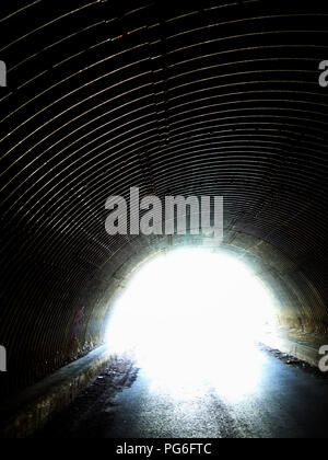 Dunkle gewellte Tunnel und Straße unter eine französische Autobahn Autoroute führenden Stockfoto