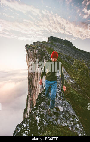 Mann allein wandern am Rande Bergrücken über den Wolken reisen Abenteuer lifestyle extreme Wanderurlaub Stockfoto