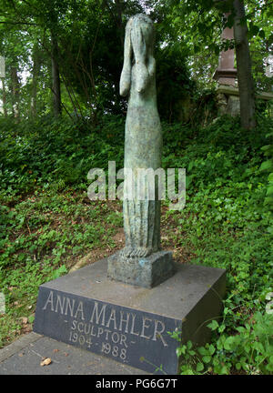 Traurige Statue auf dem Grab von Bildhauer, Anna Mahler, der Tochter des Komponisten Gustav Mahler Stockfoto