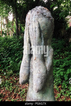 Traurige Statue auf dem Grab von Bildhauer, Anna Mahler, der Tochter des Komponisten Gustav Mahler Stockfoto