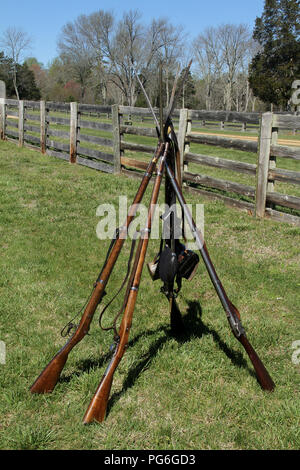 Muskets mit Bajonetten, die im Union Camp zusammengeschichtet sind. Historische Nachstellung im Appomattox Court House, VA, USA. Stockfoto