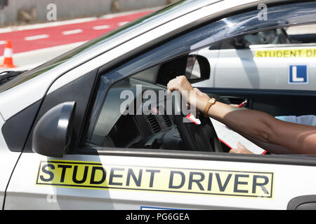 Eine Frau, die Hände am Lenkrad, lernen Auto Fahrschule zu fahren, ein Ausbilder an Ihrer Seite Stockfoto