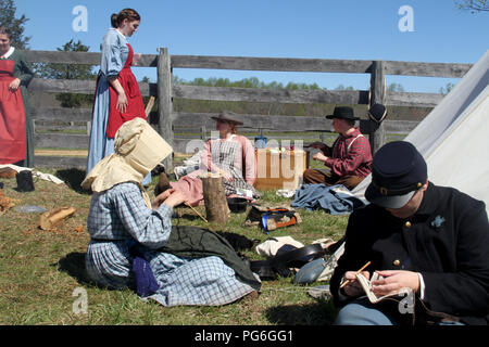 Die Konföderierte Armee camping während des amerikanischen Bürgerkrieges. Momente der Ruhe. Historische Nachstellung bei Appomattox, VA, USA. Stockfoto