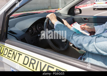 Eine Frau, die Hände am Lenkrad, lernen Auto Fahrschule zu fahren, ein Ausbilder an Ihrer Seite Stockfoto