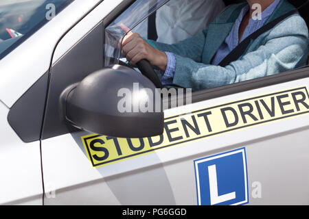 Eine Frau, die Hände am Lenkrad, lernen Auto Fahrschule zu fahren, ein Ausbilder an Ihrer Seite Stockfoto