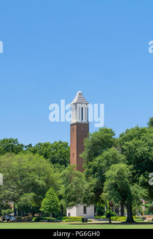 TUSCALOOSA, AL/USA - Juni 6, 2018: Denny Chimes Tower auf dem Quad auf dem Campus der Universität von Alabama. Stockfoto