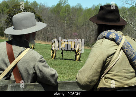 Artillerie auf dem Schlachtfeld. Historische Nachstellung im Appomattox Court House, Virginia, USA Stockfoto