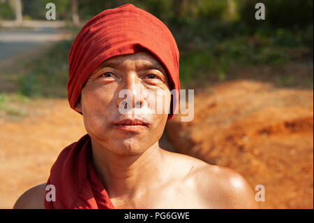 Porträt einer birmanischen buddhistischen Mönch trägt ein rotes Halstuch in Pyin Oo/Myanmar Stockfoto