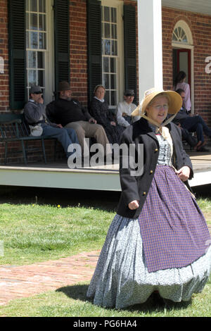 Appomattox, VA, USA. Die Konföderierte Armee camping während des amerikanischen Bürgerkrieges. Ältere Frau trägt Kleidung aus der Zeit. Historische Reenactment. Stockfoto