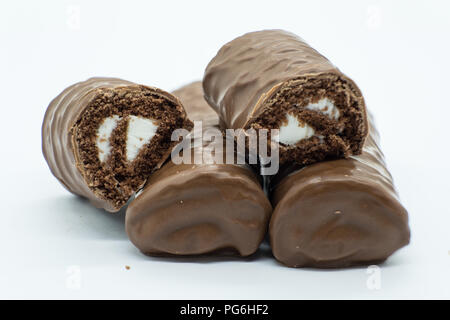 Schokolade schwamm Rollen übereinander geschnitten zu öffnen und auf die Seite gelegt. Gutes image für Bäcker Konditor. Stockfoto