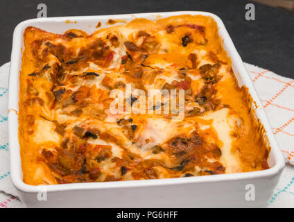 Eine vegetarische Lasagne gerade heraus Die ovan und zum Schneiden bereit. Fokus set vorne, Mitte und hinten an der Schale. Stockfoto