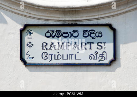 Horizontale Nahaufnahme eines alten streetsign in Galle, Sri Lanka. Stockfoto