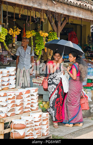 Vertikale Ansicht von traditionell gekleideten Damen Lebensmittel in den Obst und Gemüse in Sri Lanka. Stockfoto