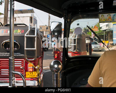 Horizontale streetview von innen ein Tuk Tuk in Sri Lanka. Stockfoto