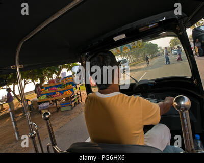 Horizontale streetview von innen ein Tuk Tuk in Sri Lanka. Stockfoto