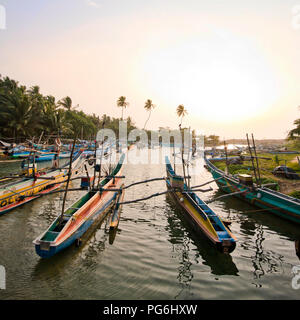 Blick auf den Platz der Fischerboote in Dodanduwa, Sri Lanka günstig. Stockfoto